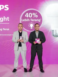 Foto 1: Ki-Ka: Dedy Bagus Pramono, President Director, Signify Commercial Indonesia & Burhan Noor Sahid, Head of Marketing Consumer, Signify Commercial Indonesia dalam peluncuran Philips UltraBright