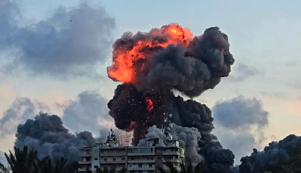 Bola api dan asap menyembur dari sebuah bangunan setelah serangan Israel di Tyre, Lebanon Selatan, pada Kamis 28 Mei 2026. (KAWANT HAJU/AFP)