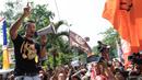 Pemain Persija, Gunawan Dwi Cahyo  berorasi saat unjuk rasa bersama The Jakmania di Kantor Kemenpora, Jakarta, Selasa (11/8/2015). (Bola.com/Vitalis Yogi Trisna)