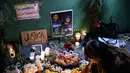 Seorang wanita meletakkan lilin di altar sebagai penghormatan bagi jurnalis yang tewas akibat serangan Israel di Jalur Gaza, saat menghadiri doa bersama di Mexico City pada 12 Agustus 2025. (Yuri CORTEZ/AFP)