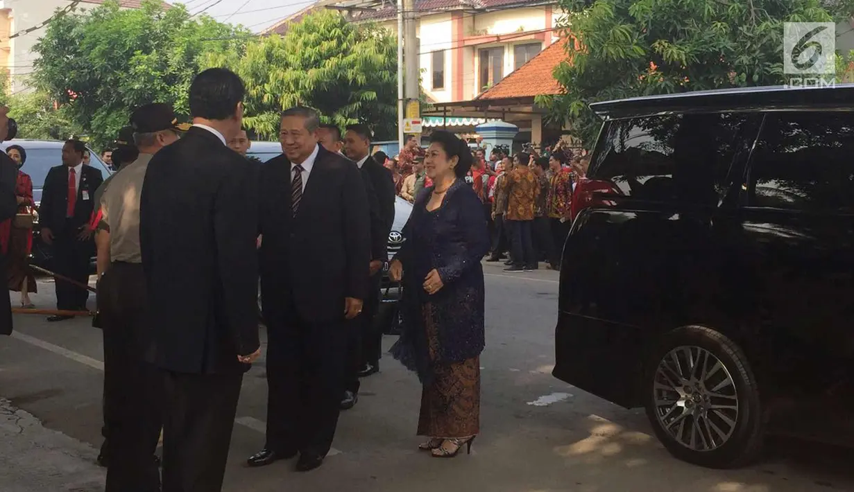 Presiden ke-6 RI Susilo Bambang Yudhoyono (SBY) dan istri Ani Yudhoyono disambut Mendagri, Tjahjo Kumolo saat menghadiri pernikahan putri Presiden Jokowi, Kahiyang Ayu-Bobby Nasution di Graha Saba, Surakarta, Rabu (8/11). (Liputan6.com/ Lizsa Egeham)
