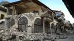 Gambar ini menunjukkan bangunan yang runtuh di bagian bersejarah Hatay pada 6 Maret 2023, satu bulan setelah gempa besar melanda Turki tenggara. Gempa bumi besar berkekuatan magnitudo 7,8 mengguncang sebagian besar Turki dan sebagian Suriah pada 6 Februari 2023, menewaskan lebih dari 50.000 orang di kedua negara, dengan sekitar 46.000 di pihak Turki. (OZAN KOSE / AFP)