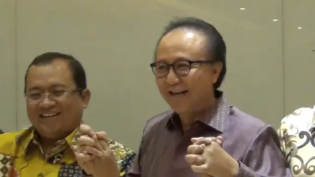 Agung Laksono menegaskan jika partai Golkar ingin bersatu maka kubu Aburizal Bakrie harus keluar dari KMP. (Ydn)