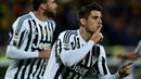 Alvaro Morata mencetak gol penentu kemenangan saat Juventus menaklukkan Fiorentina, 2-1, dalam lanjutan Serie A di Stadion Artemio Franchi, Firenze, Senin (25/4/2016) dini hari WIB. (AFP/Alberto Pizzoli)