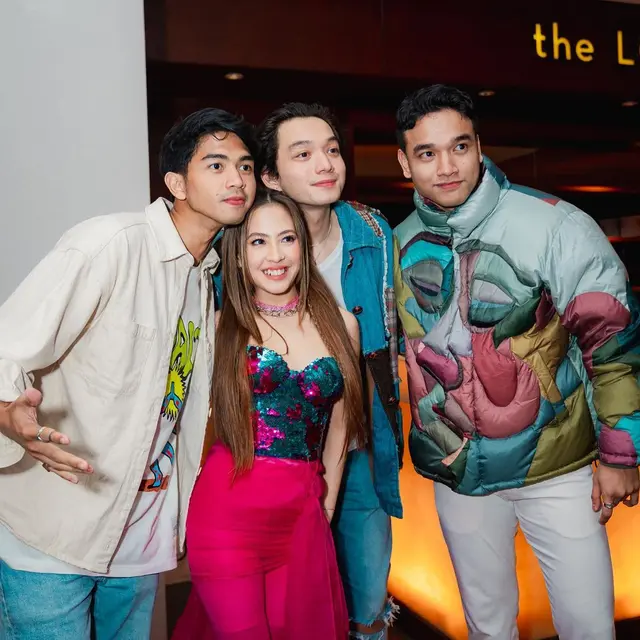 Fadly Faisal beri dukungan Rebecca Klopper di gala premiere Virgo and the Sparklings (Foto:@snap.fuel via Instagram fadlyfsl_)