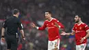 Pemain Manchester United Cristiano Ronaldo (tengah) dan Bruno Fernandes berbicara kepada wasit Stuart Attwell saat melawan Southampton pada pertandingan sepak bola Liga Inggris di Stadion Old Trafford, Manchester, Inggris, 12 Februari 2022. Pertandingan berakhir dengan skor 1-1. (AP Photo/Jon Super)