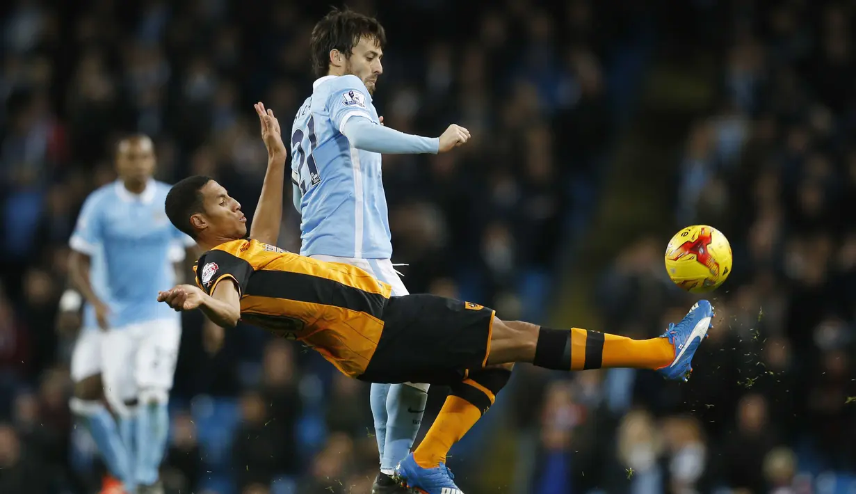 Manchester City, David Silva (kanan) berebut bola dengan pemain Hull City, Isaac Hayden  pada laga piala Liga Inggris di Stadion Etihad, Manchester, Rabu (2/12/2015). Manchester City menang 4-1. (Reuters/Phil Noble)