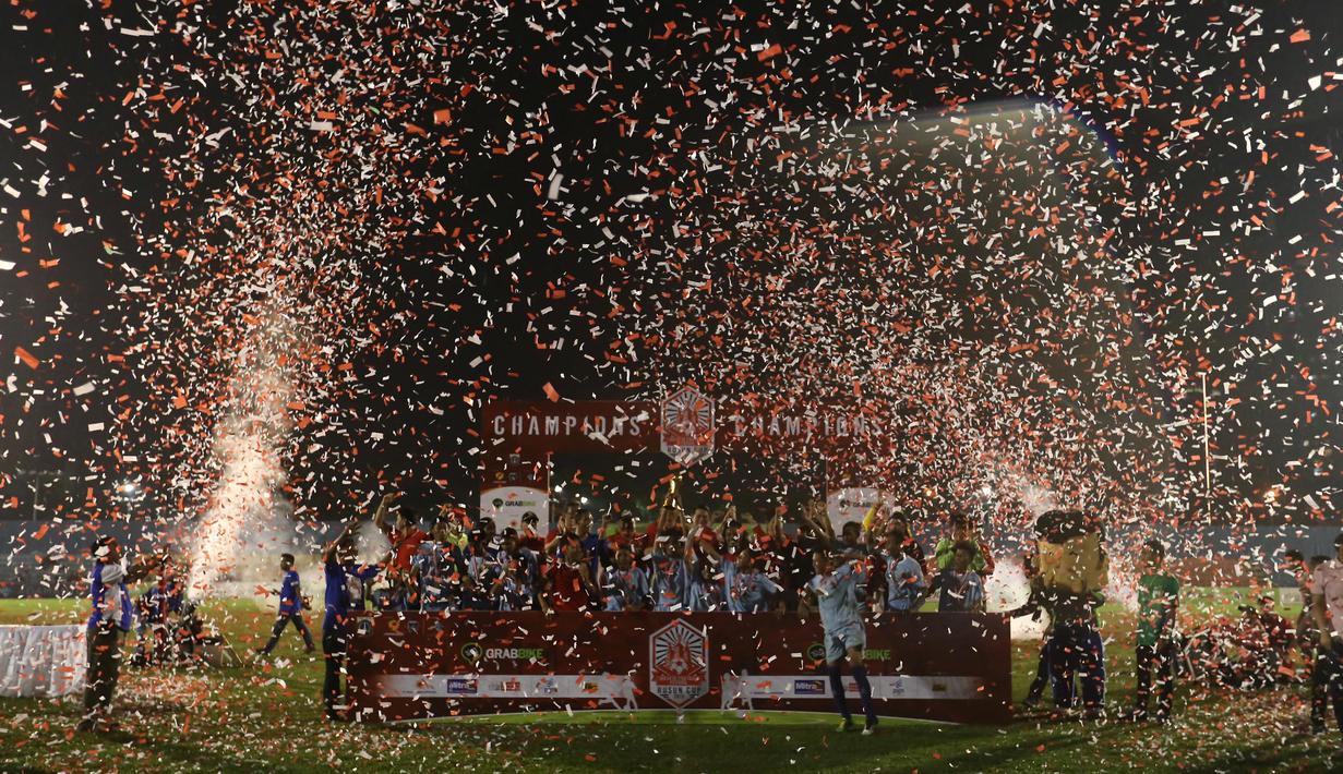 Juara Rusun Cup 2015 Tim Rusun Daan Mogot merayakan gelar juara yang diraihnya usai penyerahan piala di Stadion Sumantri Brojonegoro, Jakarta, Minggu (8/11/2015). (Bola.com/Nicklas Hanoatubun)