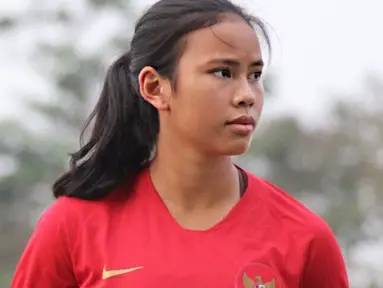 Lini belakang Timnas Putri Indonesia tampaknya akan merasa tenang dengan keberadaan Shalika Aurelia. Pemain bernomor punggung 4 ini menjadi pemain paling menonjol karena berkarier di tim Eropa, Roma Calcio Femminile. (Liputan6.com/IG/@shalika.aurelia)