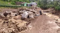 Sejumlah fasilitas publik seperti jalan dan jembatan di desa Cinta Manik, Karangtengah, Garut, Jawa Barat nampak rusak setelah musibah banjir bandang kemarin. (Liputan6.com/Jayadi Supriadin)