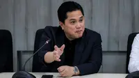 Ketua Umum PSSI, Erick Thohir memberikan keterangan di depan awak media mengenai program naturalisasi pada acara yang berlangsung di kantor Kementerian Hukum dan HAM RI, Rasuna Said, Kuningan, Jakarta, Kamis (19/09/2024). (Bola.com/Bagaskara Lazuardi)