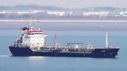 Kapal tanker berbendera Panama, KOTI di perairan Pelabuhan Pyeongtaek, Korea Selatan, (1/1). Kapal tanker berkapasitas 5.100 ton minyak tersebut belum diketahui pemiliknya. Namun, sebagian besar awaknya berasal dari China dan Myanmar. (AFP Photo/Yonhap)