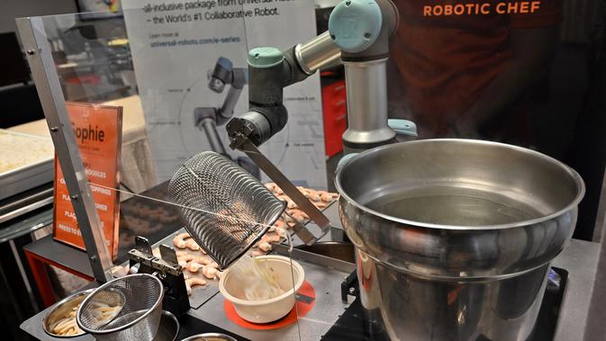 Robot koki bernama Sophie meracik semangkuk laksa saat demonstrasi memasak di Singapura pada 26 Juli 2019. Sebanyak 80 mangkuk laksa dapat disajikan robot koki tersebut dalam waktu satu jam. (Roslan RAHMAN / AFP)