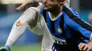 Gelandang Fiorentina, Gaetano Castrovilli berebut bola dengan gelandang Inter Milan, Danilo D'Ambrosio pada pertandingan lanjutan Liga Serie A Italia di di stadion San Siro di Milan, Italia, Rabu, (22/7/2020). Inter Milan bermain imbang 0-0 atas Fiorentina. (AP Photo/Luca Bruno)