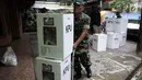 Anggota TNI membantu memindahkan kotak suara saat pendistribusian logistik Pemilu 2019 ke wilayah RW di Kelurahan Palmeriam, Kecamatan Matraman, Jakarta, Selasa (16/4). Pendistribusian logistik pemilu 2019 untuk calon presiden dan legislatif sudah mencapai 99 persen. (merdeka.com/Iqbal S Nugroho)