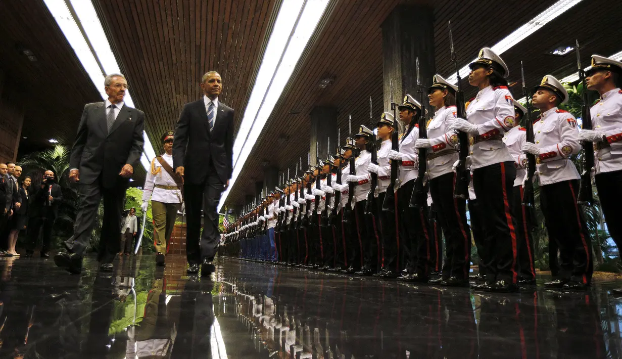Presiden Kuba, Raul Castro (kiri) dan Presiden AS Barack Obama melakukan inspeksi pasukan saat kunjungan kenegaraan di Istana Revolusi, Havana, Senin (21/3). (REUTERS/Jonathan Ernst)