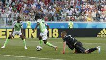 Pemain Nigeria, Ahmed Musa (tengah) mengecoh kiper Islandia, Hannes Halldorsson pada laga grup D Piala Dunia 2018 di Volgograd Arena, Volgograd, Rusia, (22/6/2018). Nigeria menang 2-0. (AP/Darko Vojinovic)