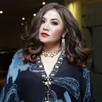 Dengan kombinasi warna busa hitam dan biru, membuat Cornelia Agatha tampil sangat menarik di Gala Premier Si Doel The Movie 2. Pemeran Sarah ini terlihat begitu menawan penampilannya dengan aksesoris indah kalung dan anting yang memesona. (KapanLagi.com/Agus Apriyanto)