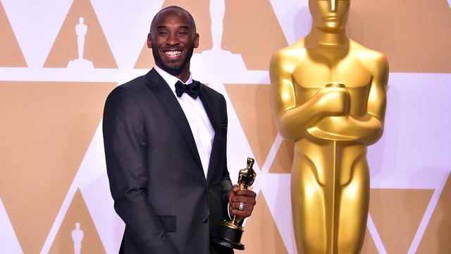 Senyum Semringah Legenda NBA Kobe Bryant Usai Raih Piala Oscar 2018