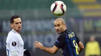 Penyerang Inter Milan, Rodrigo Palacio, duel udara dengan bek Sparta Prague, Mario Holek. Sementara kemenangan ini tidak mampu mengangkat posisi Inter sebagai juru kunci. (AFP/Giuseppe Cacace) 