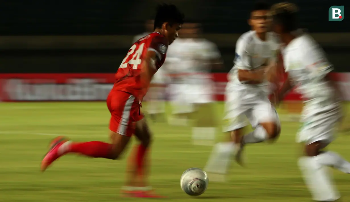 Para pemain Persebaya terlihat kebingungan melihat serangan cepat dan situasi yang kini berbalik. Masuknya M Rizky membuat daya gedor sektor kanan PSM makin sering menusuk pertahanan lawan. (Bola.com/Ikhwan Yanuar)