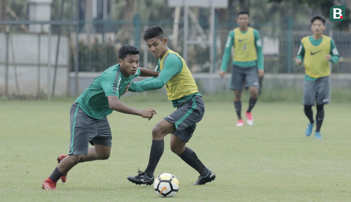 Bek Timnas Indonesia, Rifad Marasabessy, saat latihan di Lapangan ABC Senayan, Jakarta, Kamis (22/2/2018). Latihan ini dilakukan untuk persiapan Piala AFF U-18 2018 dan Piala Asia U-19 2018. (Bola.com/M Iqbal Ichsan)