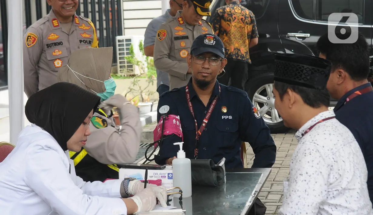 Pemeriksaan juga diberikan secara cuma-cuma termasuk kepada warga yang ingin melakukan pengecekan Kesehatan. (merdeka.com/Imam Buhori)