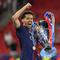 Marquinhos saat mengangkat trofi Liga Champions usai PSG mengalahkan Arsenal pada adu tendangan penalti. (Odd ANDERSEN / AFP)