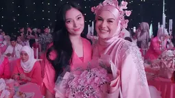 Asmirandah tampak datang di acara peluncuran skincare baru Irish Bella dengan membawakan bucket bunga mawar berwarna pink. Dalam momen tersebut, penampilan Asmirandah dan Irish Bella juga tak lepas dari sorotan. (Liputan6.com/IG/@asmirandah89)