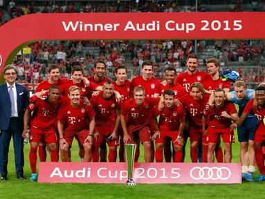 Para punggawa Bayern Muenchen berpose setelah menjuarai  Audi Cup 2015, Allianz Arena , Munich , Jerman, Kamis (6/8/2015). Bayern Muenchen menang dengan skor 1-0 yang dicetak oleh Robert Lewandowski pada menit 88. (Reuters/Jason Cairnduff)