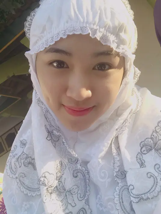 Shani baru-baru ini curi perhatian karena memilih lulus dari JKT48. Kelulusan Shani pun membuat para fans merasa kehilangan. Terlepas dari berita tersebut, fans memang sudah menganggap Shani sebagai idola yang penampilan menawan seperti saat berhijab. (Liputan6.com/IG/jkt48.shani)