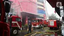 Tahap pendinginan untuk memastikan tidak ada lagi titik api yang tersisa di dalam gedung dan menghindari potensi api kembali menyala. (Liputan6.com/Angga Yuniar)