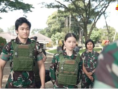 Sebagai balerina, tentu Nada Tarina dikenal dengan sosok yang penuh dengan kelembutan. Namun, siapa sangka, gadis berusia 13 tahun itu dengan penuh semangat dan energi mengikuti latihan bareng anggota Kopassus. Tidak sendiri, Nada juga ditemani oleh Azka Corbuzier. (Liputan6.com/YouTube/Azka Corbuzier)