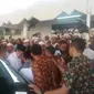 Presiden RI ke-6 Susilo Bambang Yudhoyono turut hadir melayat melayat jenazah almarhum Habib Abdurrahman atau Habib Kwitang di Majelis Ta'lim Habib Ali Al Habsyi Kwitang, Jakarta Pusat. (Liputan6.com/Hanz)