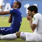 Giorgio Chiellini (kiri) mengklaim bahwa ia digigit oleh Luis Suarez (kanan) dalam pertandingan babak penyisihan antara Italia dan Uruguay Piala Dunia FIFA 2014 grup D di Estadio Arena das Dunas di Natal, Brasil, 24 Juni 2014. EPA / Emilio Lavandeira JR