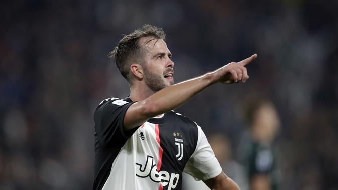 Gelandang Juventus, Miralem Pjanic berselebrasi usai mencetak gol ke gawang Bologna pada pertandingan lanjutan Liga Serie A Italia di stadion Allianz, Turin (19/10/2019). Juventus menang tipis atas Bologna 2-1. (AP Photo/Luca Bruno)