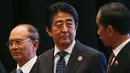 Presiden Jokowi (kanan) berbincang dengan Perdana Menteri Jepang Shinzo Abe pada KTT Asia Timur ( EAS ) ke 10 di Kuala Lumpur, Malaysia, (22/11). Acara diikuti oleh 27 negara.  (REUTERS/Jorge Silva)