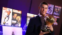 Bintang Real Madrid, Cristiano Ronaldo, saat berpose dengan trofi Ballon d'Or 2016, 12 Desember 2016. (AFP/Franck Seguin). 