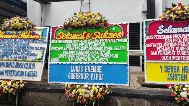 Karangan bunga Gubernur Papua Lukas Enembe ikut berjejer