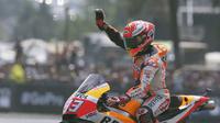 Pembalap Repsol Honda, Marc Marquez, melambaikan tangan setelah menjuarai balapan MotoGP Prancis 2018, di Sirkuit Le Mans, Minggu (20/5/2018). (AP Photo/David Vincent)