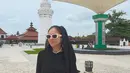 Wulan Guritno berada di Serang, Banten untuk syuting film terbarunya. Berada di area masjid, Wulan pun tentu tampil tertutup. Ia tampil serba hitam. [@wulanguritno]