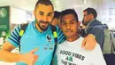 Giliran Karim Benzema yang diajak foto bareng dengan anak angkat Cristiano Ronaldo yang berasal dari Aceh, Martunis. (Istimewa)