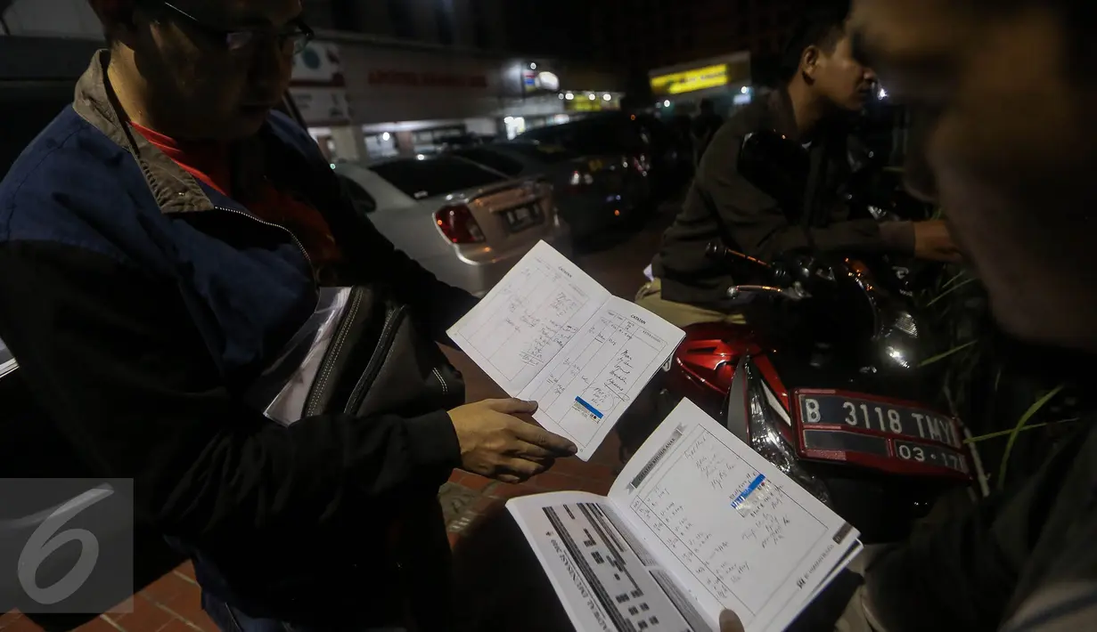 Pihak orangtua menunjukan data terkait penggunaan vaksin palsu di RS Harapan Bunda, Jakarta, Kamis (14/7). Puluhan orangtua menuntut pihak rumah sakit menjelaskan nasib anak-anak mereka yang mendapatkan vaksin. (Liputan6.com/Faizal Fanani)