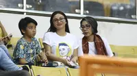 Kekasih pemain Persija Jakarta, Ryuji Utomo, Ariel Tatum hadir memberikan dukungan kepada Persija Jakarta saat melawan Sriwijaya FC pada laga Liga 1 2017 di Stadion Wibawa Mukti, Cikarang, Jumat (16/6/2017). (Bola.com/Nicklas Hanoatubun)