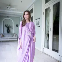 Sambut bukber perdana setelah pandemi dengan kaftan warna cerah seperti yang dikenakan Nia Ramadhani ini. [Foto: IG/ramadhaniabakre].