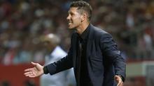 Ekspresi pelatih Atletico Madrid, Diego Simeone memberikan instruksi kepada pemainnya saat melawan Girona FC pada La Liga Spanyol di Montilivi stadium, Girona (19/8/2017). Atletico bermain imbang 2-2. (AFP/Pau Barrena)