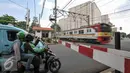 Kereta Commuter Jabodetabek melintas di jalur Stasiun Duren Kalibata, Jakarta, Kamis (14/7). Sudin Perhubungan dan Transportasi berencana akan menutup permanen perlintasan sebidang di Stasiun KA Duren Kalibata. (Liputan6.com/Yoppy Renato)