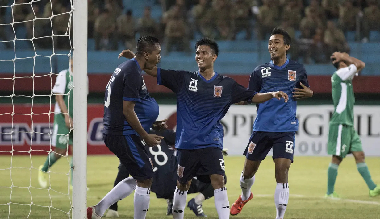 Pemain PBFC, Febri Setiyadi, merayakan gol yang dicetaknya ke gawang PS TNI pada laga Piala Jenderal Sudirman di Gelora Delta Sidoarjo, Jawa Timur, Rabu (18/11/2015). (Bola.com/Vitalis Yogi Trisna)