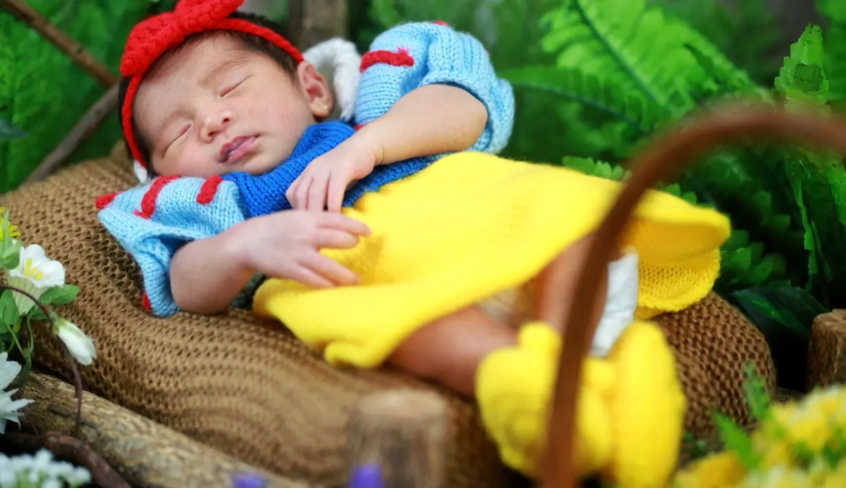 "Hari ini foto baby born, kebetulan aku dibantu sama temn-temn buat propertinya, jadi kita bikin foto-foto lucu gitu. Karena kebetulan sekarang kan lagi rame," ungkap Nindy di kediamannya Kamis (20/10/2016). (Adrian Putra/Bintang.com)