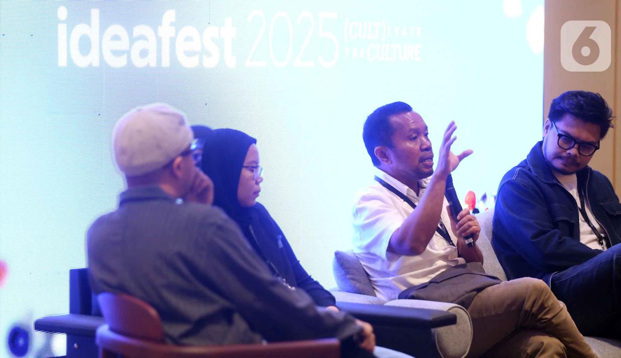 Chief Content Officer (CCO) Kapanlagi Youniverse (KLY), Wenseslaus Manggut saat berbicara di forum IdeaFest 2025 di Jakarta Internasional Convention Center (JICC), Minggu (2/11/2025). Ia menekankan pentingnya adaptasi dan inovasi berkelanjutan agar media tetap relevan di tengah perubahan perilaku audiens dan teknologi.  (Liputan6.com/Helmi Fithriansyah)